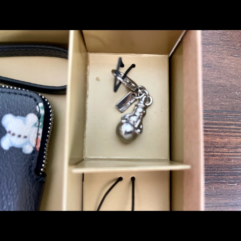 LIMITED EDITION COACH SNOWMAN & CHARMS GIFT SET ! - Picture 7 of 10